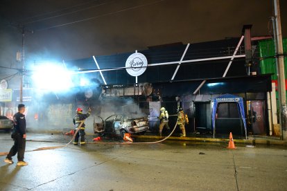 Bomberos ayudaron a apagar las llamas provocadas por el estallido del vehículo.