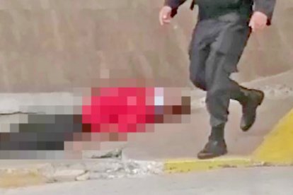 La foto que circula en redes muestra el cuerpo del afiliado en el exterior del Hospital de Babahoyo, del IESS.