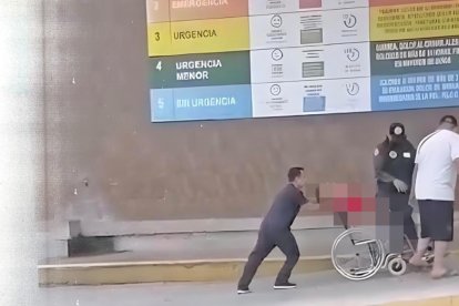 Testigos que grabaron la escena señalaron que el afiliado fue ingresado después de caer al piso.