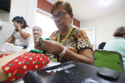 Un grupo de adultos mayores participa de un taller de baile en el centro del IESS ubicado en la ciudadela Huancavilca, en el sur de Guayaquil.