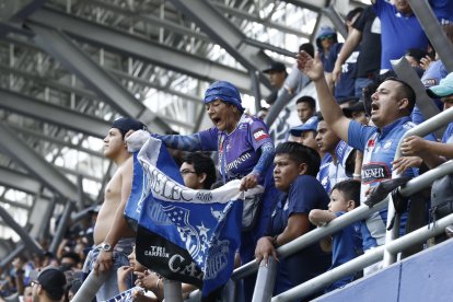 HINCHAS DE EMELEC EN EL ESTADIO CAPWELL