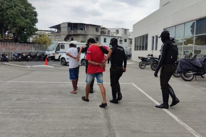 Los sospechosos escapaban en una motocicleta por la vía a Daule, donde finalmente los atraparon.