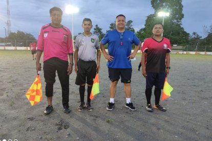En 2007, el exárbitro Fifa, Félix Badaraco (azul), recibió un machetazo por parte de un hincha.