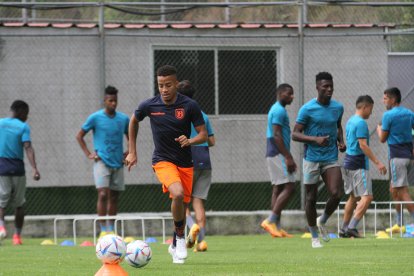 Byron Castillo (i) fue relegado de la selección ecuatoriana de fútbol, tras un supuesto caso de suplantación de identidad.