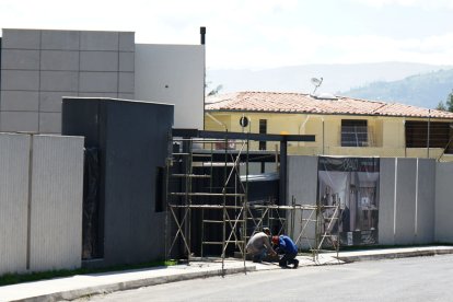 Cuando se va la luz, los obreros tienen que hacer una pausa en la construcción.