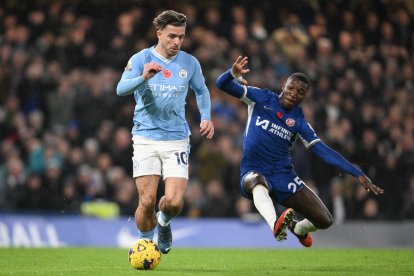 Moisés Caicedo (d) fue titular y estuvo en cancha hasta los 90 minutos, en el empate (4-4) que el Chelsea alcanzó ante el Manchester City.