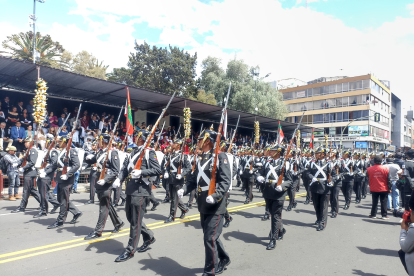 Chicos de diferentes colegios desfilaron por la Independencia de Ambato.