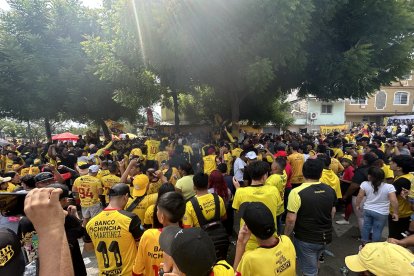 Los hinchas de Barcelona estuvieron fuera del Monumental para hacer el famoso banderazo.