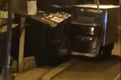 Mientras robaban una camioneta, uno de los rateros disparó contra un testigo del hecho.