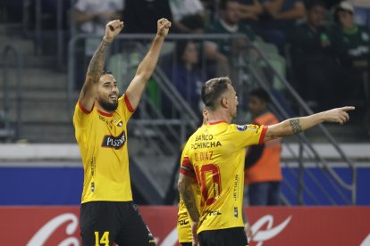 Francisco Fydriszewski (i) de Barcelona celebra un gol, en una fotografía de archivo.