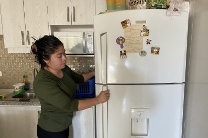 Jahaira Agama muestra uno de los electrodomésticos que más cuida en su hogar.