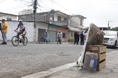 En uno de los dos puntos en donde quedaron las víctimas colocaron una vela para rezar.