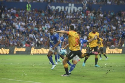 Barcelona y Emelec se enfrentan en el Clásico del Astillero en el estadio George Capwell