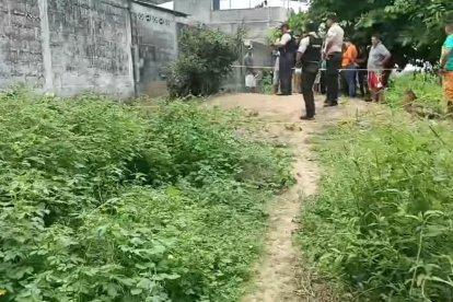 El cuerpo de la mujer fue hallado en medio de unos matorrales.