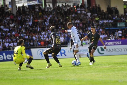 Liga de Quito (blanco) venció 2-0 a Libertad de Loja, en el marco de la fecha 13 de la LigaPro.