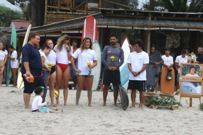 Surfistas nacionales y extranjeros se  despidieron en el agua del deportista ecuatoriano fallecido en El Salvador.