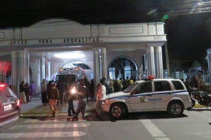 En la noche del domingo, decenas de personas se apostaron en las afueras de la morgue de Riobamba