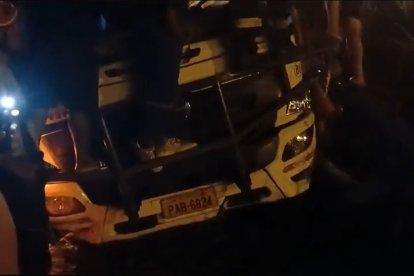 El camión se volcó a un costado de la vía.