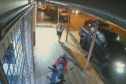 En un vídeo se aprecia el momento en que el policía, vestido de camiseta y pantalón corto, se bajó de una camioneta y caminaba hacia el local, cuando fue amenazado por tres sujetos lo apuntan con armas de fuego y embarcan en el vehículo que andaban.