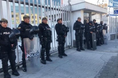Miembros de la Policía custodiaban las instalaciones de la Fiscalía.