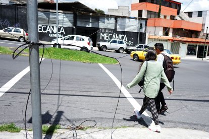 En Barrionuevo, en el sur, los cables están muy cerca de los transeúntes.