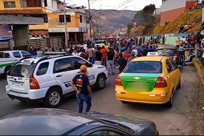 En Pelileo, hubo reclamos por el asesinato de un policía.