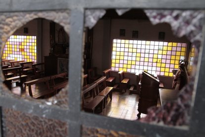 Algunos vidrios de la capilla han sido destruidos. Los moradores temen que sea una estrategia para luego robar cualquier objeto.