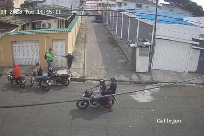 La víctima es interceptada por cinco antisociales que le quitan sus pertenencias en menos de un minuto.