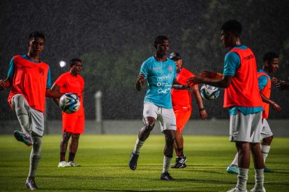 Ecuador ha tenido entrenamientos bajo la lluvia en Indonesia. Hoy cierra la fase de grupos ante Panamá.