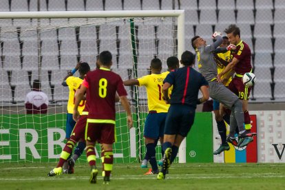 2015: El arquero de Ecuador, Esteban Dreer (2d), disputa el balón con Christian Santos (d), de Venezuela el martes 17 de noviembre de 2015, durante un juego en el estadio Cachamay, en la ciudad de Puerto Ordaz (Venezuela), por las eliminatorias suramericanas al Mundial Rusia 2018.