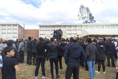 Mucha gente de la comunidad Chacata El Carmen dio el último adiós al doctor Pepito, como llamaban con cariño a su médico.