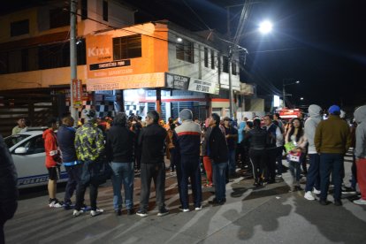 Habitantes de Pelileo se volcaron a las calles luego del asesinato de un policía del Grupo de Operaciones Especiales (GOE).
