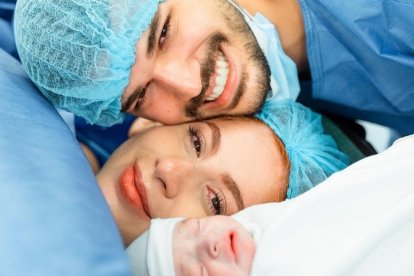Antonella Moscoso y Renier Izquierdo con baby Renier, a pocos minutos de su nacimiento.