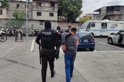 El hombre que vestía una camiseta de rayas es el acusado de disparar en contra del padre de familia.