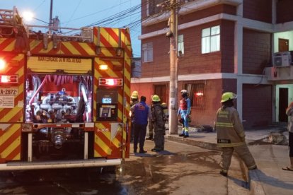 Dos carros del Cuerpo de Bomberos de Guayaquil arribaron para atender la emergencia suscitada en el tercer piso del condominio.