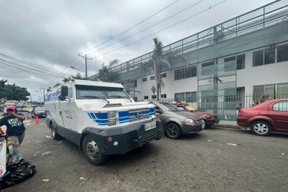Delincuentes dispararon y golpearon a personal de seguridad en su huida.