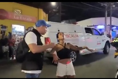 La trabajadora sexual muda cuenta, con gestos, cómo ocurrieron los hechos que llevaron a la muerte de un hombre.