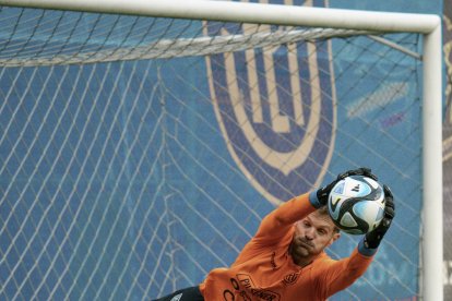 Javier Burrai, arquero de la selección de Ecuador.
