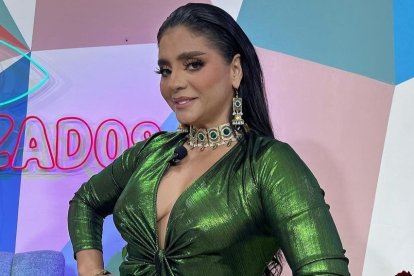 Paola Farías es actriz,  cantante y  presentadora de televisión, con más de 30 años de carrera artística.