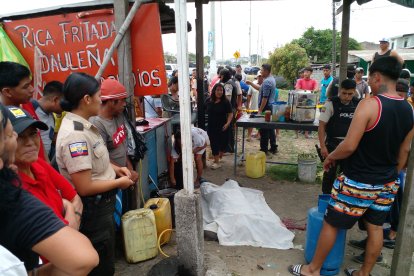 El vendedor estaba por comenzar su jornada vendiendo fritada.