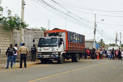El cuerpo inerte quedó debajo de este carro pesado.