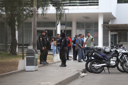 Policía y Fiscalía llegaron hasta la casa de salud para recabar indicios.