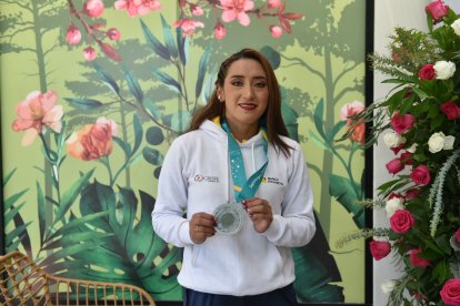 La ciclsta Miryam Núñez con la medalla de plata que obtuvo en los Juegos Panamericanos.
