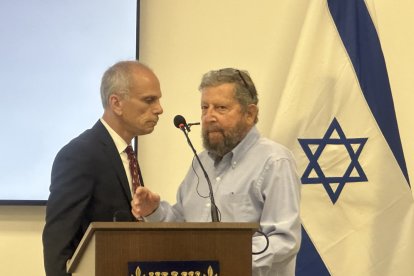 Tzach Sarid, embajador de Israel, y Johnny Czarninski, cónsul honorario, durante la reunión explicativa sobre los hechos en la Franja de Gaza.