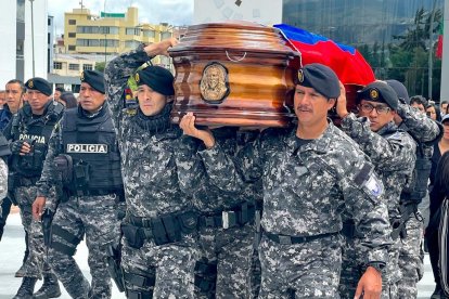 Los compañeros del GOE llevaron el féretro en los hombros al ingresar al cementerio.