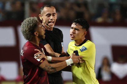 José Andrés Martínez (i) de Venezuela discute con Kendry Páez de Ecuador, en un partido de las Eliminatorias Sudamericanas para la Copa Mundial de Fútbol 2026.