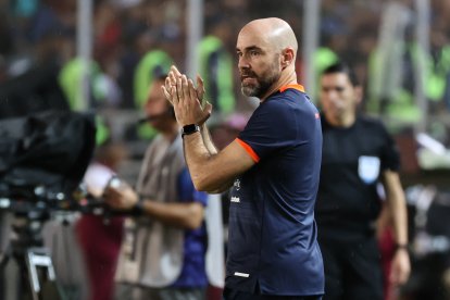 El seleccionador de Ecuador, Félix Sánchez reacciona dirigiendo ante Venezuela.