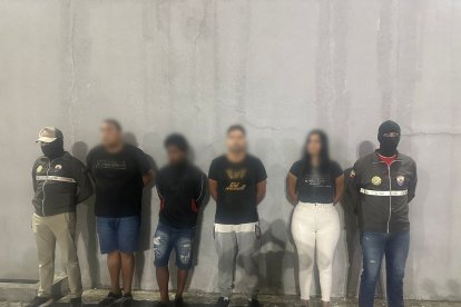 Los sospechosos se encontraban en poder de armas de fuego. También, durante el operativo policial, se les incautó cuatro vehículos.