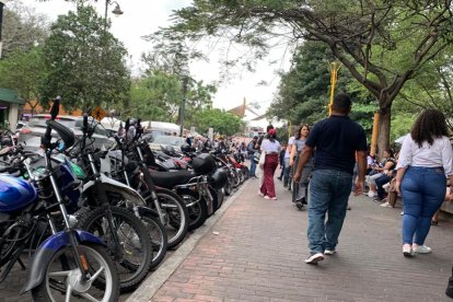 Alumnos de la UG continúan parqueando sus vehículos a las afueras de la institución al no tener otra alternativa.