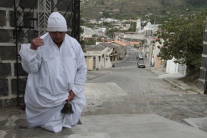 Enrique Angulo es el nuevo guía de las almas de Puéllaro, al norte de Quito.
